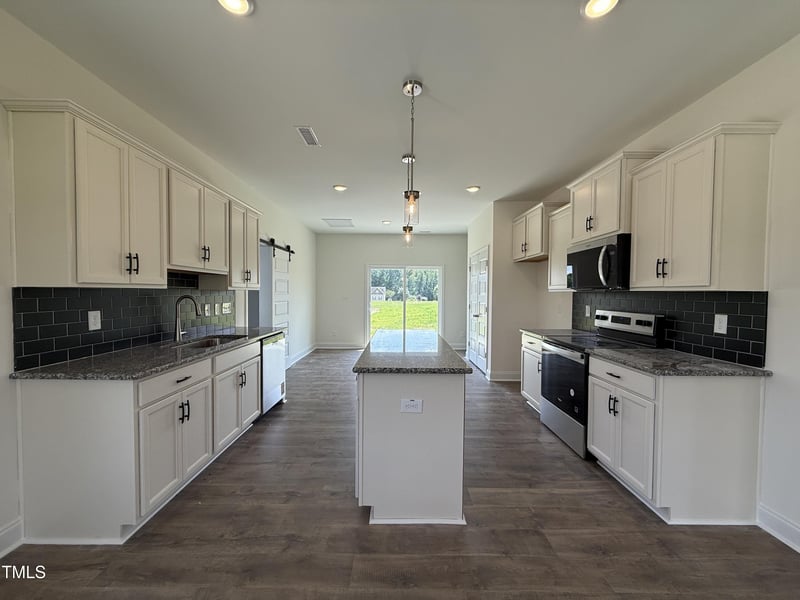 432 Springtooth Dr, Zebulon, NC 27597