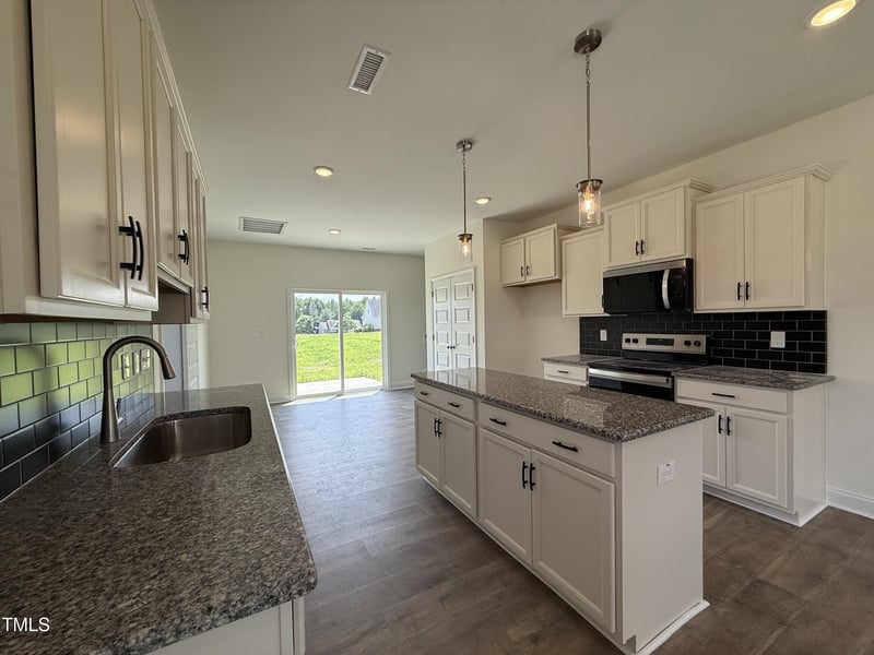 432 Springtooth Dr, Zebulon, NC 27597
