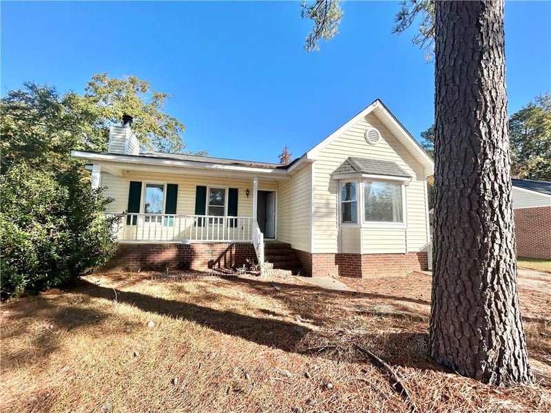 4324 Falls Dr, Hope Mills, NC 28348