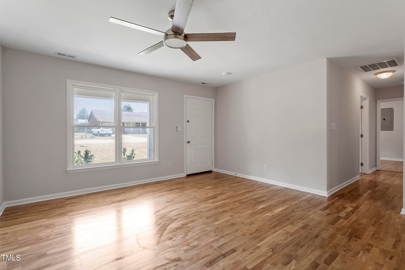 4332 Falls Dr, Hope Mills, NC 28348