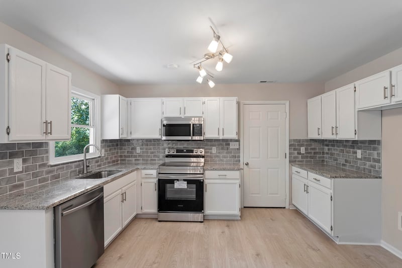 4332 Falls Dr, Hope Mills, NC 28348