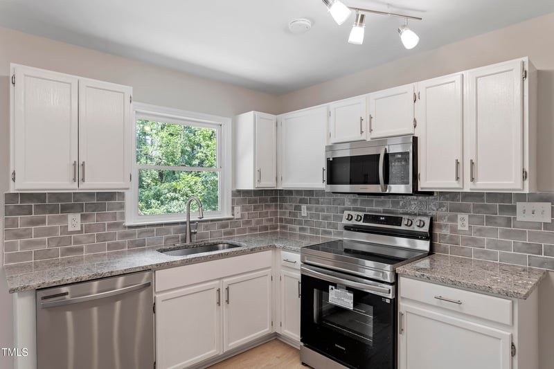 4332 Falls Dr, Hope Mills, NC 28348