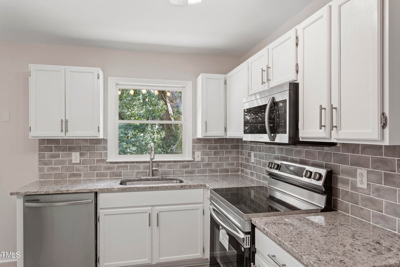 4332 Falls Dr, Hope Mills, NC 28348