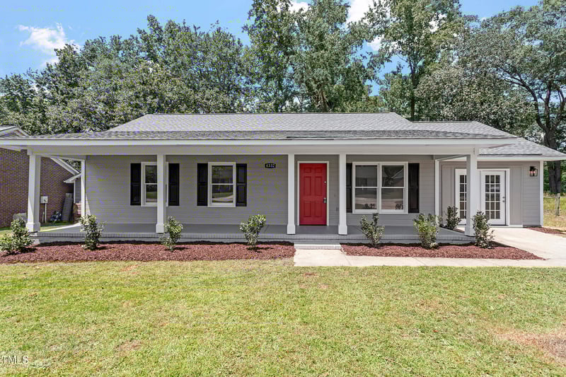 4332 Falls Dr, Hope Mills, NC 28348