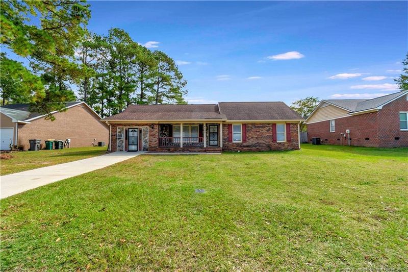 4335 Falls Dr, Hope Mills, NC 28348