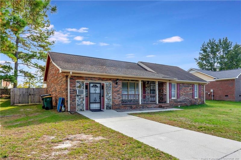 4335 Falls Dr, Hope Mills, NC 28348