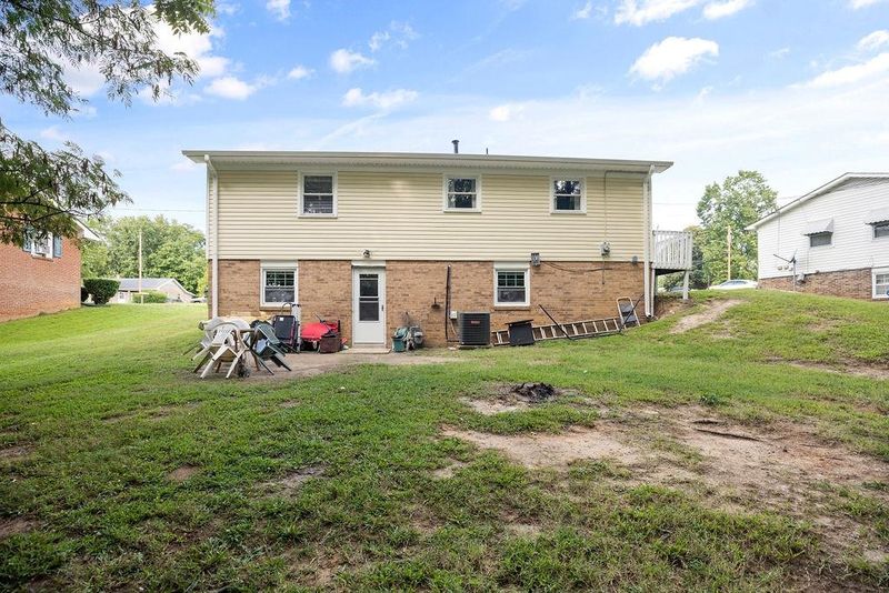 435 Crescent Dr, Burlington, NC 27217