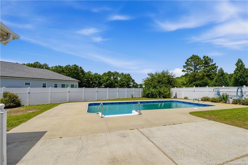 44 Oak Hill Dr, Dunn, NC 28334
