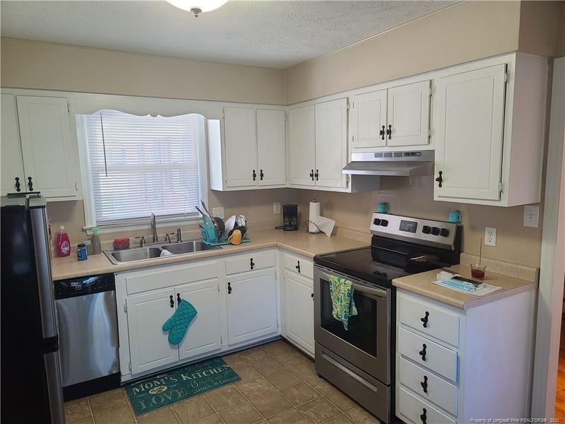 455 Deerpath Dr, Fayetteville, NC 28311