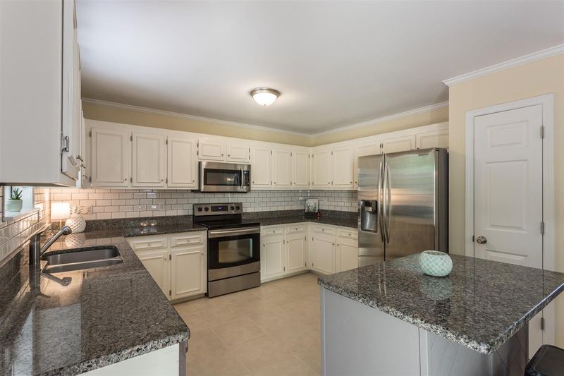 4628 Timberhurst Dr, Raleigh, NC 27612