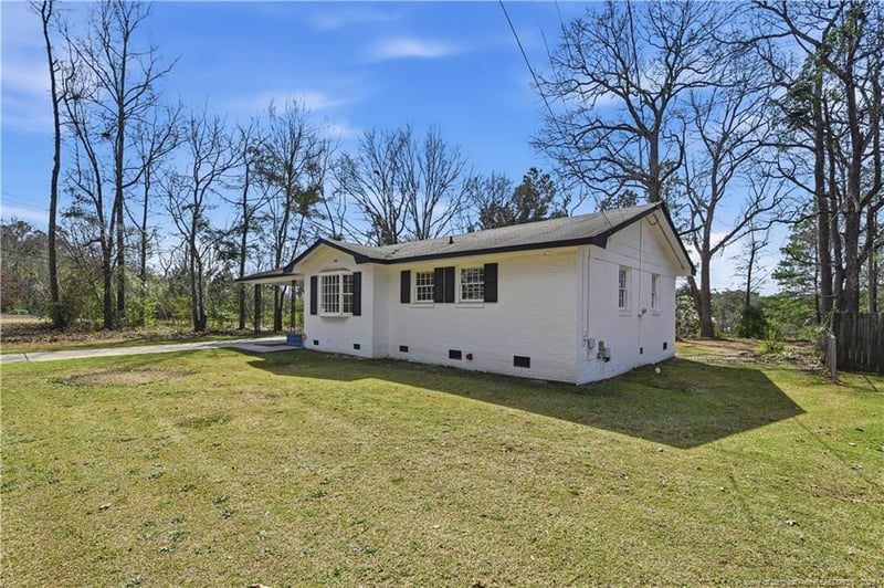 466 Lansdowne Rd, Fayetteville, NC 28314