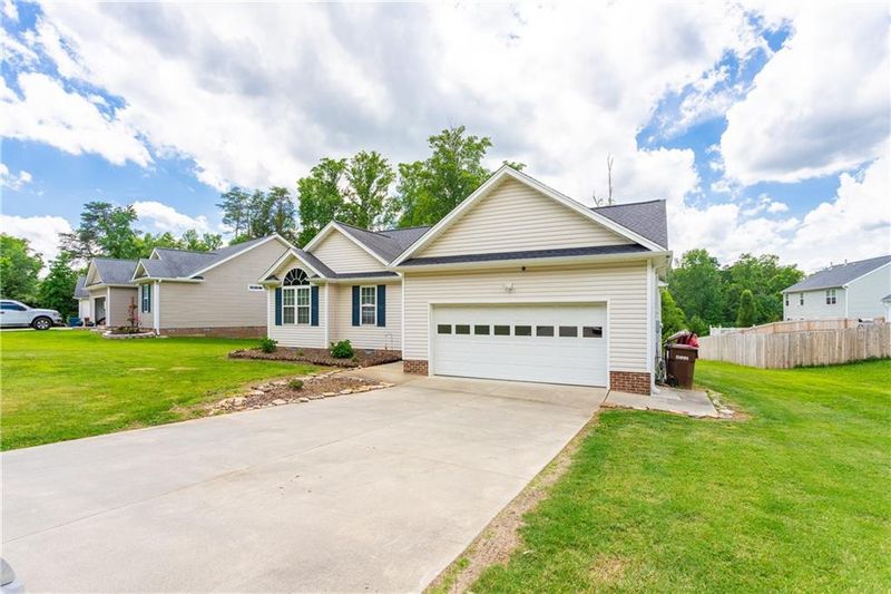 466 Macarthur Ln, Burlington, NC 27217