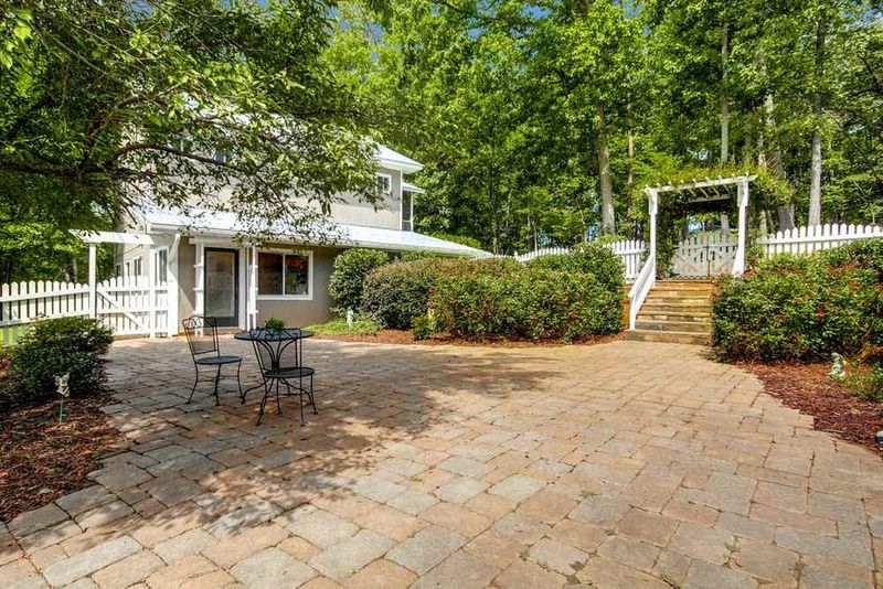 470 Tanager Ln, Chapel Hill, NC 27517