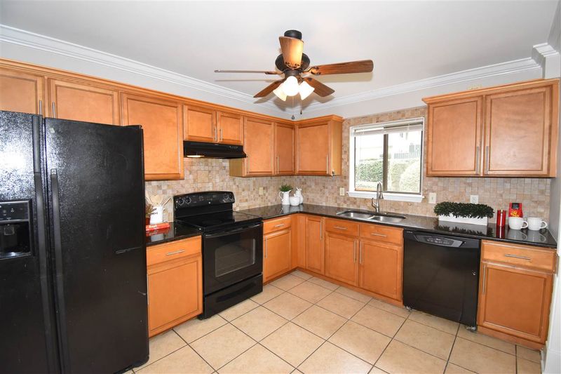 4728 Walden Pond Dr, Raleigh, NC 27604