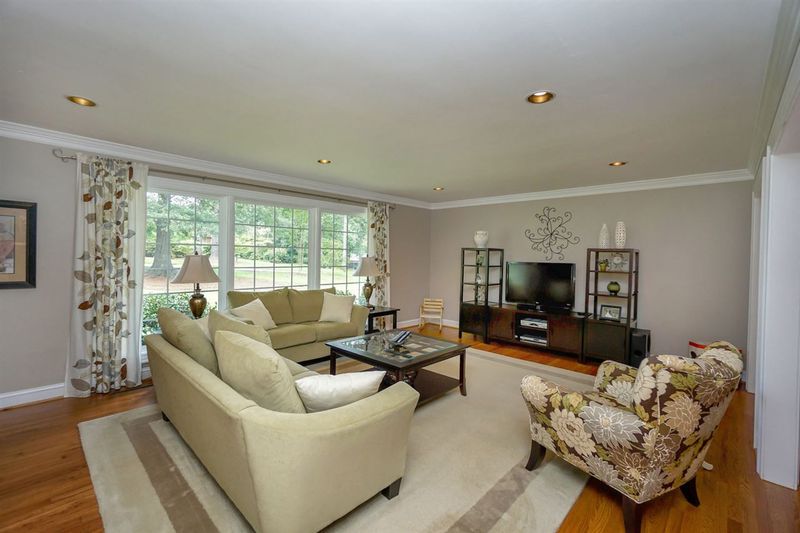4821 Brookhaven Dr, Raleigh, NC 27612