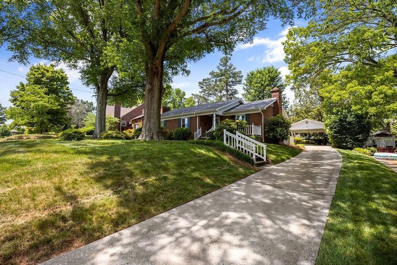 488 Parkview Dr, Burlington, NC 27215