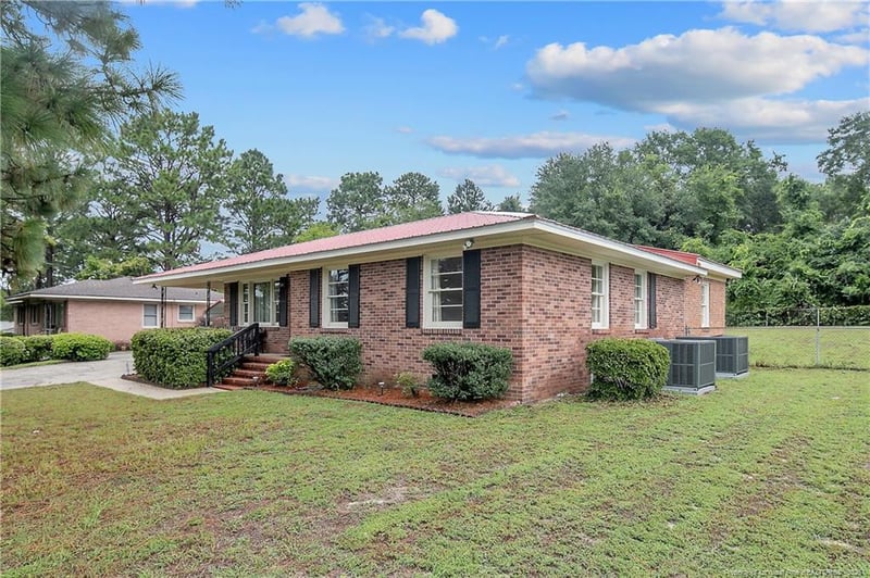 4914 Pinewood Dr, Hope Mills, NC 28348