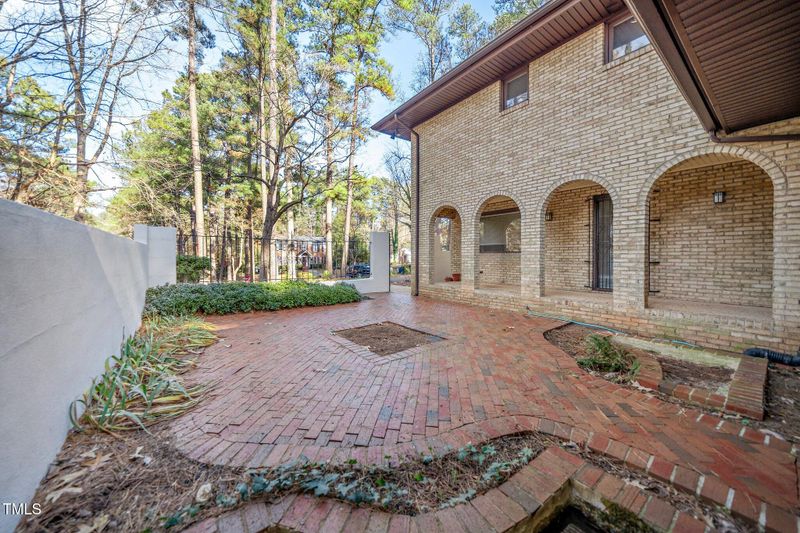 4921 Larchmont Dr, Raleigh, NC 27612