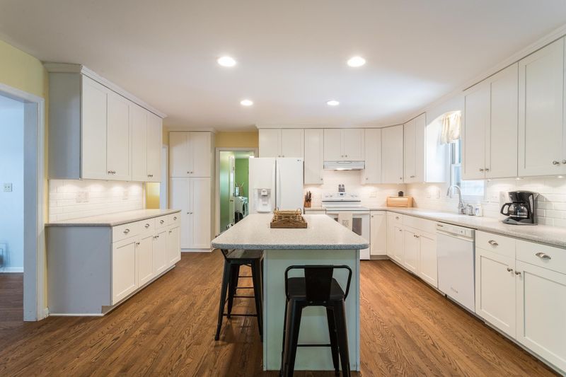 5 Deerwood Ct, Chapel Hill, NC 27517