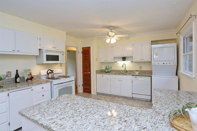 5 Ellen Pl, Chapel Hill, NC 27514