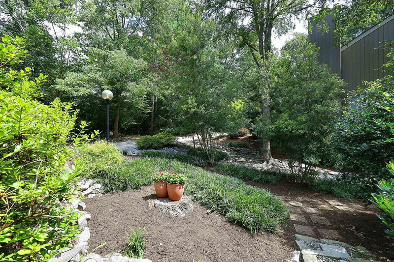5 Tottenham Ln, Chapel Hill, NC 27517