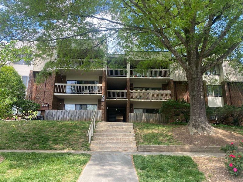 500 Umstead Dr #105-B, Chapel Hill, NC 27516