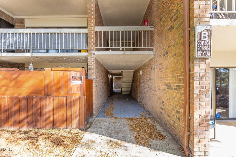 500 Umstead Dr #204b, Chapel Hill, NC 27516