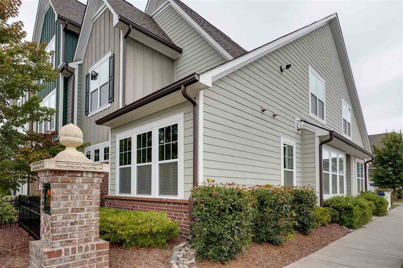 501 Deodar Ln, Raleigh, NC 27608