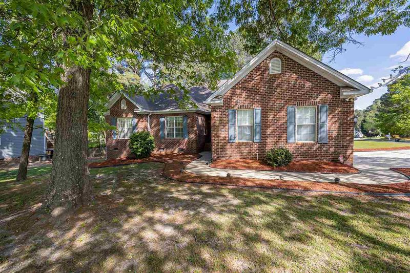 501 Powhatan Dr, Fuquay Varina, NC 27526