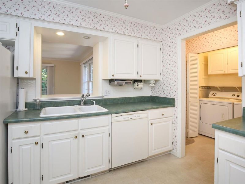5015 Stonehill Dr, Raleigh, NC 27609