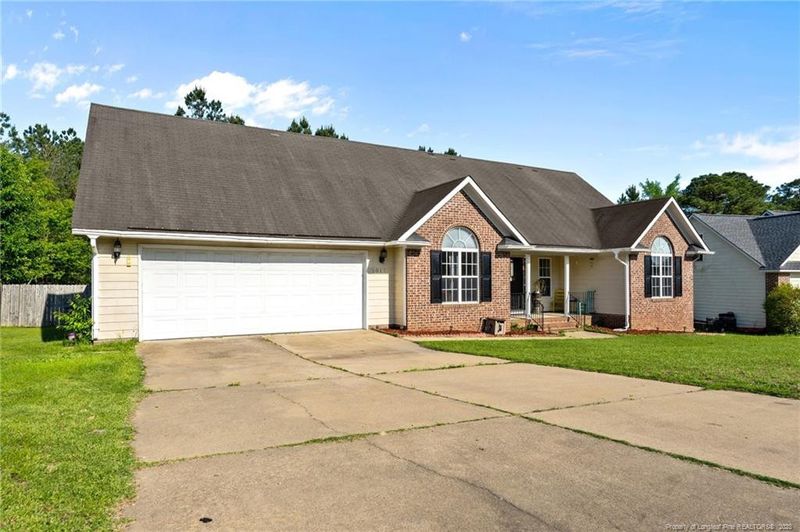 5017 Miranda Dr, Hope Mills, NC 28348