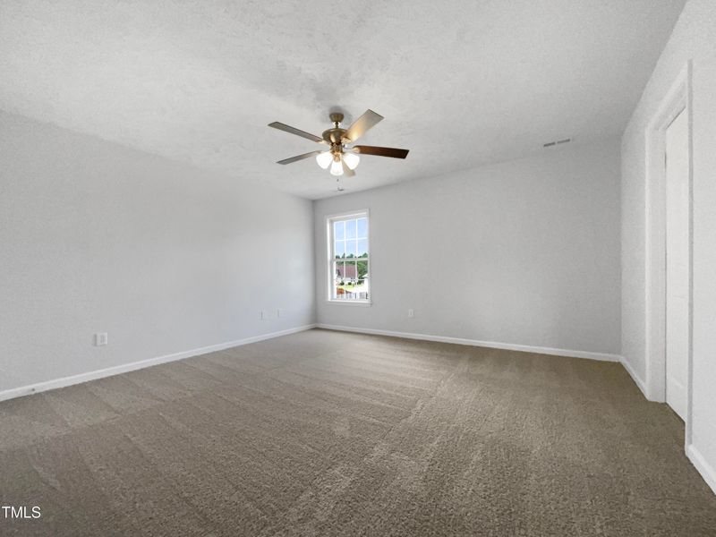 5019 Woodspring Dr, Hope Mills, NC 28348