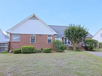 5039 Woodspring Dr, Hope Mills, NC 28348