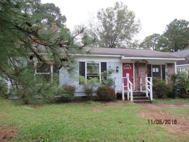504 W Walnut St, Selma, NC 27576