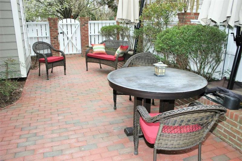505 Highgrove Dr, Chapel Hill, NC 27516