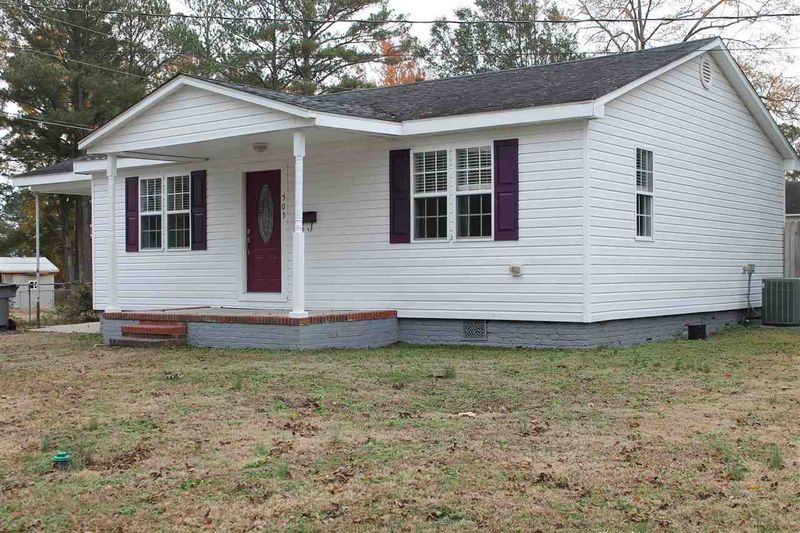 505 W Walnut St, Selma, NC 27576