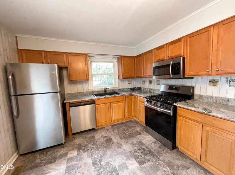 506 Shoreline Dr, Fayetteville, NC 28311