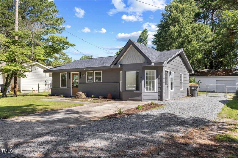 506 W Walnut St, Selma, NC 27576