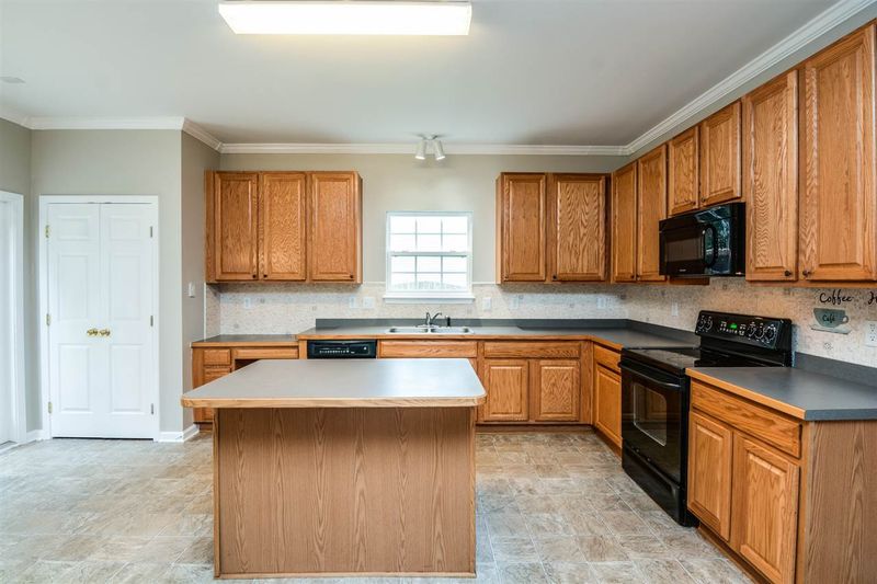 508 Blooming Meadows Dr, Holly Springs, NC 27540