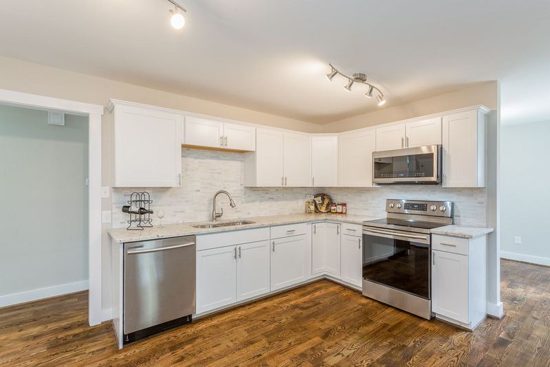 509 Robin Hood Dr, Raleigh, NC 27604