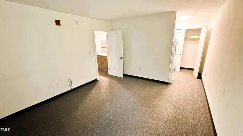 5104 Hollyridge Dr #305, Raleigh, NC 27612