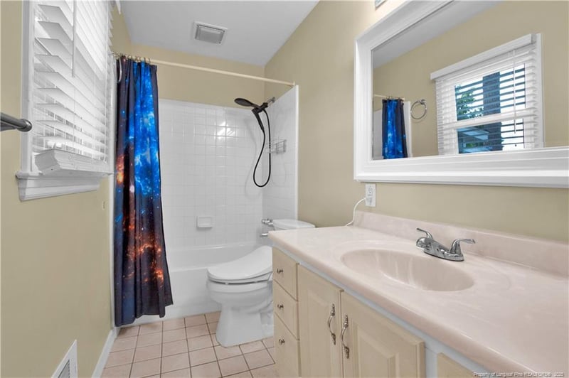 511 Shoreline Dr, Fayetteville, NC 28311
