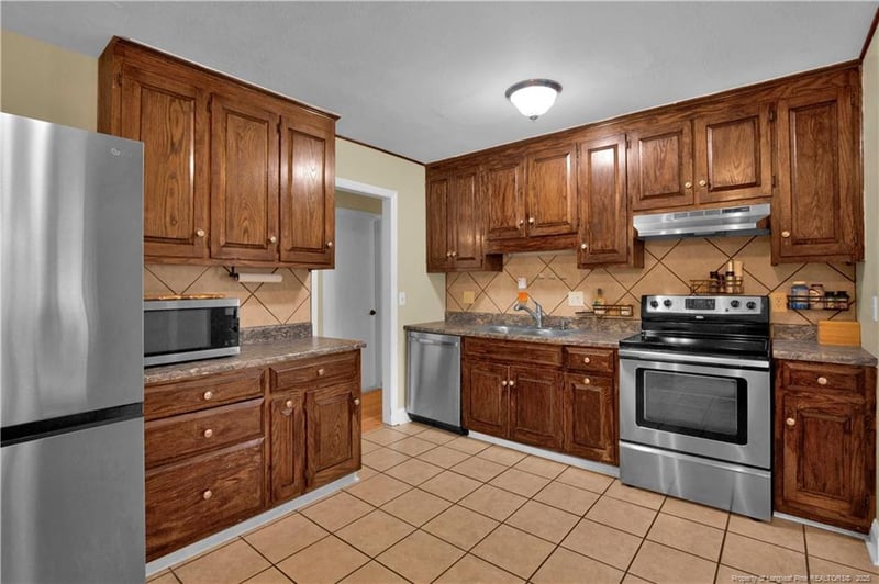 511 Shoreline Dr, Fayetteville, NC 28311
