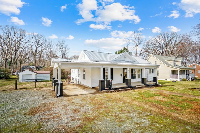 513 N Charles St, Mebane, NC 27302