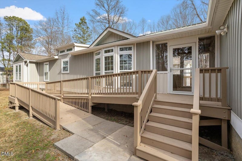 5148 Commission Dr, Holly Springs, NC 27540