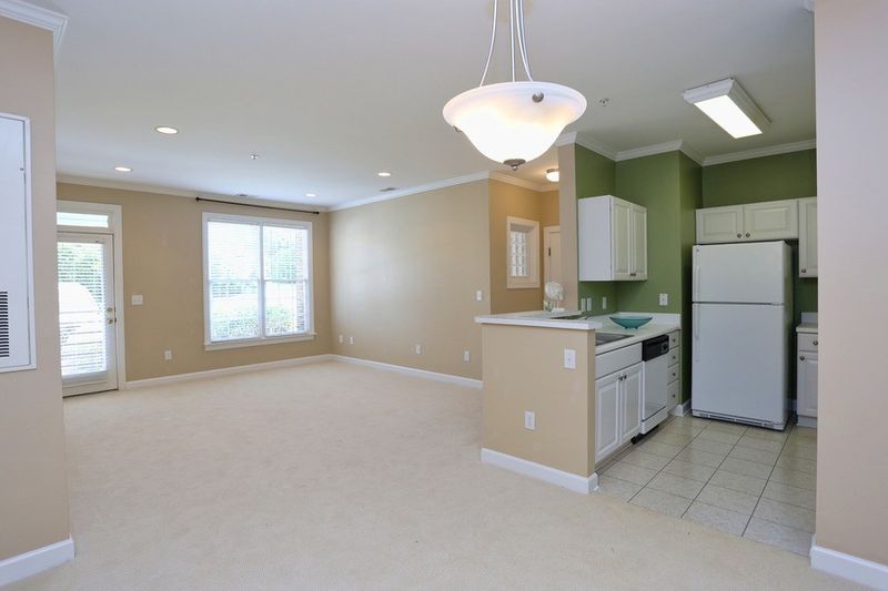 520 Aberdeen Dr #204, Chapel Hill, NC 27516