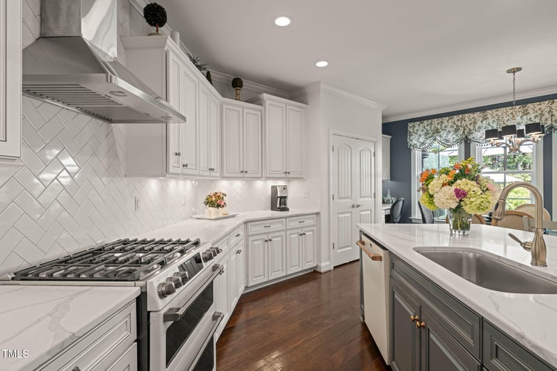 521 Morning Oaks Dr, Holly Springs, NC 27540