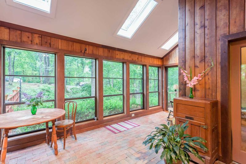 521 Robin Rd, Chapel Hill, NC 27516