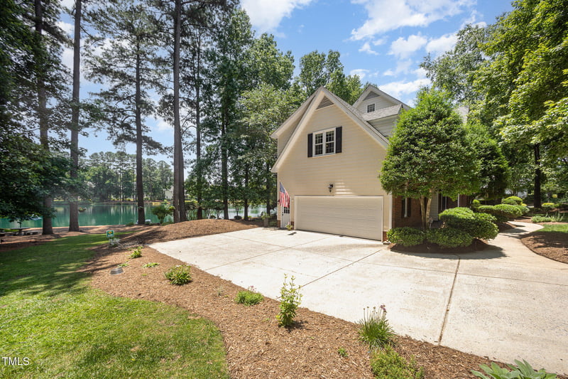 5216 Sunset Fairways Dr, Holly Springs, NC 27540
