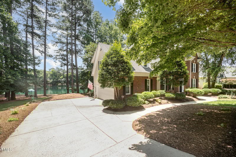 5216 Sunset Fairways Dr, Holly Springs, NC 27540